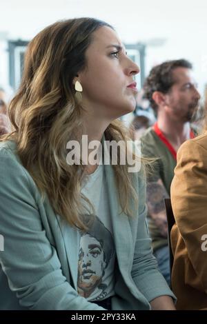 Irene María Montero Gil, Ministerin für Gleichstellungsfragen. Die Teilnehmer nahmen an der von CCOO und UGT organisierten Demonstration zum Tag der Arbeit am 1. Mai im Zentrum von Teil Stockfoto