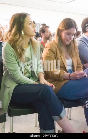 Irene María Montero Gil, Ministerin für Gleichberechtigung, und Alejandra Jacinto Uranga, anlässlich der Pressekonferenz am 1. Mai in Madrid, Spanien. Menschen Stockfoto