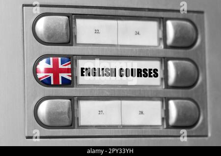 Auf der Gegensprechanlage befindet sich ein Knopf mit der Flagge von Großbritannien und der Aufschrift - englischsprachige Kurse. Stockfoto