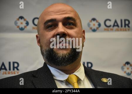 South Plainfield, Usa. 02. Mai 2023. Prospect Park Bürgermeister Mohamed Khairullah hält auf der Pressekonferenz eine Rede. New Jersey Chapter of the Council on American-Islamic Relations veranstaltet eine Pressekonferenz mit muslimischen Gemeindeführern in South Plainfield, New Jersey, USA. Die Führer reagierten auf die „plötzliche und grundlose“ Aufhebung der Eid-Einladung des Bürgermeisters Mohamed Khairullah vom Prospect Park durch den Secret Service aufgrund der „wahrgenommenen Profiling“. Kredit: SOPA Images Limited/Alamy Live News Stockfoto