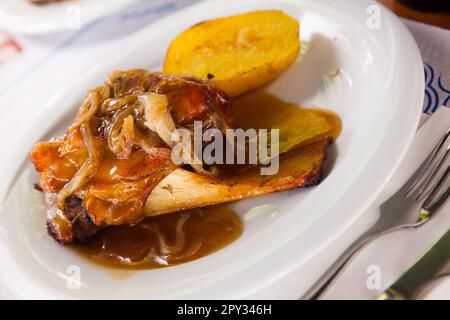 Schweinshaxe in Bier gebacken Stockfoto