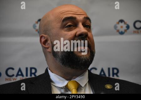 South Plainfield, Usa. 02. Mai 2023. Prospect Park Bürgermeister Mohamed Khairullah schaut auf die gesammelten Medien und hält auf der Pressekonferenz eine Rede. New Jersey Chapter of the Council on American-Islamic Relations veranstaltet eine Pressekonferenz mit muslimischen Gemeindeführern in South Plainfield, New Jersey, USA. Die Führer reagierten auf die „plötzliche und grundlose“ Aufhebung der Eid-Einladung des Bürgermeisters Mohamed Khairullah vom Prospect Park durch den Secret Service aufgrund der „wahrgenommenen Profiling“. (Foto: Kyle Mazza/SOPA Images/Sipa USA) Guthaben: SIPA USA/Alamy Live News Stockfoto