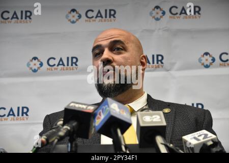 South Plainfield, Usa. 02. Mai 2023. Prospect Park Bürgermeister Mohamed Khairullah schaut auf die gesammelten Medien und hält auf der Pressekonferenz eine Rede. New Jersey Chapter of the Council on American-Islamic Relations veranstaltet eine Pressekonferenz mit muslimischen Gemeindeführern in South Plainfield, New Jersey, USA. Die Führer reagierten auf die „plötzliche und grundlose“ Aufhebung der Eid-Einladung des Bürgermeisters Mohamed Khairullah vom Prospect Park durch den Secret Service aufgrund der „wahrgenommenen Profiling“. (Foto: Kyle Mazza/SOPA Images/Sipa USA) Guthaben: SIPA USA/Alamy Live News Stockfoto