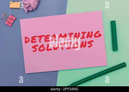 Schild mit der Kennzeichnung „Determining Solutions“ (Lösungen bestimmen), ein Wort zur erweiterten Behandlung oder zur Beachtung bestimmter Elemente Stockfoto