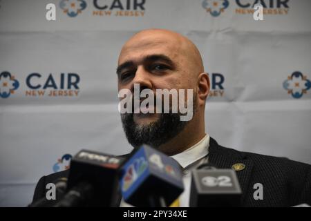 South Plainfield, Usa. 02. Mai 2023. Prospect Park Bürgermeister Mohamed Khairullah schaut auf die gesammelten Medien und hält auf der Pressekonferenz eine Rede. New Jersey Chapter of the Council on American-Islamic Relations veranstaltet eine Pressekonferenz mit muslimischen Gemeindeführern in South Plainfield, New Jersey, USA. Die Führer reagierten auf die „plötzliche und grundlose“ Aufhebung der Eid-Einladung des Bürgermeisters Mohamed Khairullah vom Prospect Park durch den Secret Service aufgrund der „wahrgenommenen Profiling“. (Foto: Kyle Mazza/SOPA Images/Sipa USA) Guthaben: SIPA USA/Alamy Live News Stockfoto