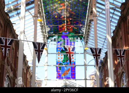 Dekorationen in Vorbereitung auf König Charles III. Krönung in Leeds, West Yorkshire, Großbritannien Stockfoto