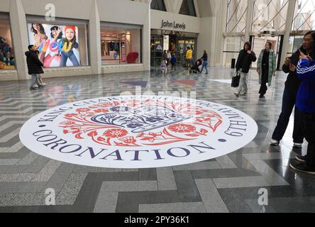 Dekorationen in Vorbereitung auf König Charles III. Krönung in Leeds, West Yorkshire, Großbritannien Stockfoto