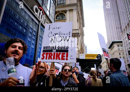 New York, USA. 02. Mai 2023. Mai 2. 2023, New York, NY: Writers Guild of America East protestiert außerhalb von Peacock Newfront for Better Pay Credit: Katie Godowski/MediaPunch Credit: MediaPunch Inc/Alamy Live News Stockfoto