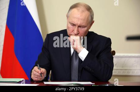 St. Petersburg, Russland. 02. Mai 2023. Der russische Präsident Wladimir Putin hält am 2. Mai 2023 in St. Petersburg, Russland, eine Videokonferenz mit Regierungsmitgliedern ab. Das Treffen umfasst auch eine Diskussion über das Waldbrand in den russischen Regionen Sverdlovsk und Kurgan. Kredit: Mikhail Klimentyev/Kremlin Pool/Alamy Live News Stockfoto