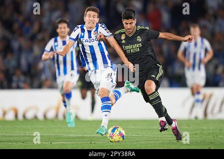 San Sebastian, Spanien. 02. Mai 2023. Marco Asensio von Real Madrid CF und Aihen Munoz von Real Sociedad während des Spiels La Liga zwischen Real Sociedad und Real Madrid, gespielt am 2. Mai 2023 im reale Arena Stadium in San Sebastian, Spanien. (Foto: Cesar Ortiz/PRESSIN) Kredit: PRESSINPHOTO SPORTS AGENCY/Alamy Live News Stockfoto