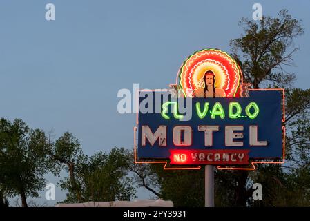 Neonschild für das El Vado Motel, eines der ursprünglichen Motorplätze an der Route 66 in Albuquerque, New Mexico, jetzt renoviert in ein Boutique-Hotel-Motel, USA. Stockfoto