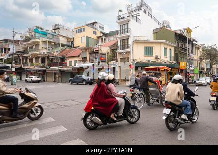 Hanoi, Vietnam, Januar 2023. Der Verkehr von Mopeds auf den Straßen des Stadtzentrums Stockfoto