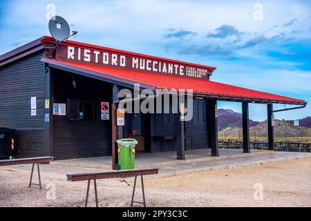 Campo Imperatore - Italien - Ristoro Mucciante, berühmtes Metzgergeschäft im Gran Sasso Nationalpark, berühmt für Abruzzesi arrosticini Stockfoto