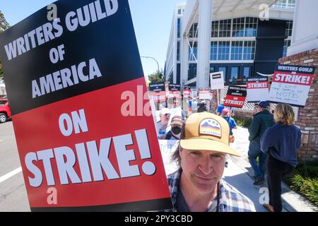 Culver City, Kalifornien, USA. 2. Mai 2023. Mitglieder der WGA gehen mit einer Streitkräfte vor dem Culver Studio, Dienstag. Zum ersten Mal seit 15 Jahren streiken Schriftsteller aus der Unterhaltungsbranche heute, da ihre Gewerkschaft mit Hollywood-Studios wegen einer Vielzahl von Arbeitsfragen, vor allem Restausgaben für Streaming-Inhalte, Personalbestand in Schreibräumen und der Verwendung von artificial.intelligence, in einer Sackgasse blieb. (Kreditbild: © Ringo Chiu/ZUMA Press Wire) NUR REDAKTIONELLE VERWENDUNG! Nicht für den kommerziellen GEBRAUCH! Kredit: ZUMA Press, Inc./Alamy Live News Stockfoto