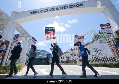 Culver City, Kalifornien, USA. 2. Mai 2023. Mitglieder der WGA gehen mit einer Streitkräfte vor dem Culver Studio, Dienstag. Zum ersten Mal seit 15 Jahren streiken Schriftsteller aus der Unterhaltungsbranche heute, da ihre Gewerkschaft mit Hollywood-Studios wegen einer Vielzahl von Arbeitsfragen, vor allem Restausgaben für Streaming-Inhalte, Personalbestand in Schreibräumen und der Verwendung von artificial.intelligence, in einer Sackgasse blieb. (Kreditbild: © Ringo Chiu/ZUMA Press Wire) NUR REDAKTIONELLE VERWENDUNG! Nicht für den kommerziellen GEBRAUCH! Kredit: ZUMA Press, Inc./Alamy Live News Stockfoto