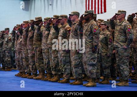 Grafenwoehr, Bayern, Deutschland. 28. April 2023. Die Autorität über die Joint multinational Training Group â Ukraine Mission wird während einer Zeremonie in Grafenwoehr, Deutschland, von der Task Force Orion, 27. 28 2023 Infanteriebrigade-Kampfteam, New York Army National Guard an Task Force Bowie, 39. IBCT, Arkansas Army National Guard, übertragen. JMTG-U gewährleistet die Kampffektivität der Streitkräfte der Ukraine, die an Systemen und Ausrüstungen ausbilden, die unter der US-amerikanischen Presidential Drawdown Authority ausgestellt wurden, und die Ausbildung in kombinierten Waffen und gemeinsamen Manövern. â (Kreditbild: © USA Nationalgarde/ZUMA Stockfoto