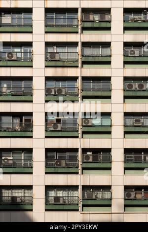 Das Äußere eines alten japanischen Apartmentgebäudes mit Klimaanlagen. Roppongi, Tokio, Japan. Stockfoto