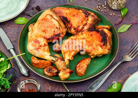 Scharfe Grillhähnchenschenkel. Gebratene Hühnerschenkel. Hausgemachtes Essen Stockfoto