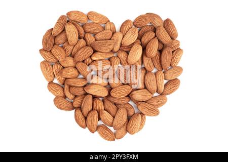 Mandelherz auf weißem Hintergrund. Ich liebe Mandeln. Gesunder Snack mit Nüssen. Stockfoto