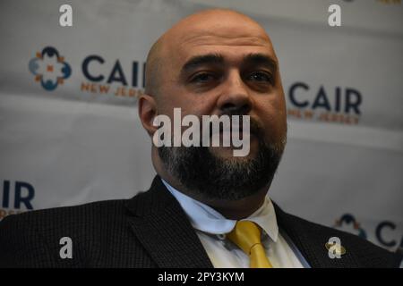 South Plainfield, Usa. 02. Mai 2023. Prospect Park Bürgermeister Mohamed Khairullah hält auf der Pressekonferenz eine Rede. New Jersey Chapter of the Council on American-Islamic Relations veranstaltet eine Pressekonferenz mit muslimischen Gemeindeführern in South Plainfield, New Jersey, USA. Die Führer reagierten auf die „plötzliche und grundlose“ Aufhebung der Eid-Einladung des Bürgermeisters Mohamed Khairullah vom Prospect Park durch den Secret Service aufgrund der „wahrgenommenen Profiling“. Kredit: SOPA Images Limited/Alamy Live News Stockfoto