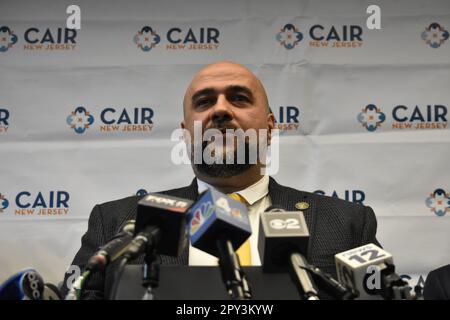 South Plainfield, Usa. 02. Mai 2023. Prospect Park Bürgermeister Mohamed Khairullah schaut auf die gesammelten Medien und hält auf der Pressekonferenz eine Rede. New Jersey Chapter of the Council on American-Islamic Relations veranstaltet eine Pressekonferenz mit muslimischen Gemeindeführern in South Plainfield, New Jersey, USA. Die Führer reagierten auf die „plötzliche und grundlose“ Aufhebung der Eid-Einladung des Bürgermeisters Mohamed Khairullah vom Prospect Park durch den Secret Service aufgrund der „wahrgenommenen Profiling“. Kredit: SOPA Images Limited/Alamy Live News Stockfoto