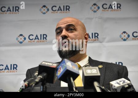 South Plainfield, Usa. 02. Mai 2023. Prospect Park Bürgermeister Mohamed Khairullah schaut auf die gesammelten Medien und hält auf der Pressekonferenz eine Rede. New Jersey Chapter of the Council on American-Islamic Relations veranstaltet eine Pressekonferenz mit muslimischen Gemeindeführern in South Plainfield, New Jersey, USA. Die Führer reagierten auf die „plötzliche und grundlose“ Aufhebung der Eid-Einladung des Bürgermeisters Mohamed Khairullah vom Prospect Park durch den Secret Service aufgrund der „wahrgenommenen Profiling“. Kredit: SOPA Images Limited/Alamy Live News Stockfoto