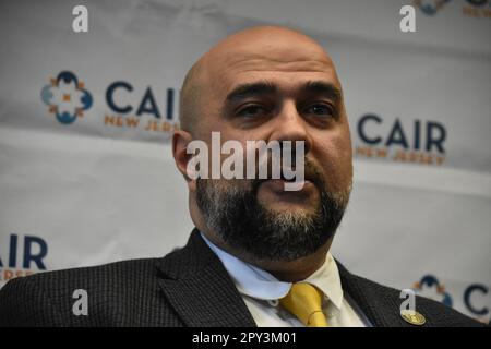 South Plainfield, Usa. 02. Mai 2023. Prospect Park Bürgermeister Mohamed Khairullah hält auf der Pressekonferenz eine Rede. New Jersey Chapter of the Council on American-Islamic Relations veranstaltet eine Pressekonferenz mit muslimischen Gemeindeführern in South Plainfield, New Jersey, USA. Die Führer reagierten auf die „plötzliche und grundlose“ Aufhebung der Eid-Einladung des Bürgermeisters Mohamed Khairullah vom Prospect Park durch den Secret Service aufgrund der „wahrgenommenen Profiling“. Kredit: SOPA Images Limited/Alamy Live News Stockfoto