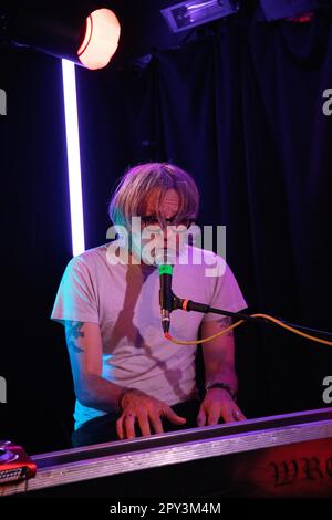 Sam Coomes von der Indie-Rockband quasi auf der Bühne in der Ramsgate Music Hall, Großbritannien, 26. 04. 2023. Stockfoto