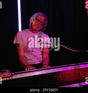 Sam Coomes von der Indie-Rockband quasi auf der Bühne in der Ramsgate Music Hall, Großbritannien, 26. 04. 2023. Stockfoto