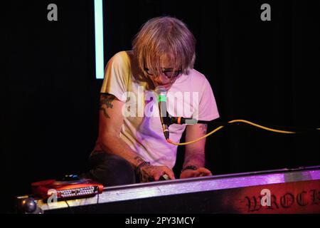 Sam Coomes von der Indie-Rockband quasi auf der Bühne in der Ramsgate Music Hall, Großbritannien, 26. 04. 2023. Stockfoto