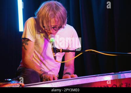 Sam Coomes von der Indie-Rockband quasi auf der Bühne in der Ramsgate Music Hall, Großbritannien, 26. 04. 2023. Stockfoto