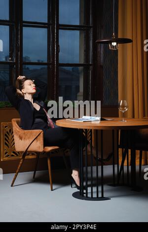 Zufriedene Frau las ihren ersten Artikel in der Zeitschrift Stockfoto