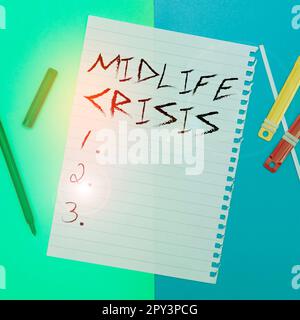 Textunterschrift präsentiert Midlife Crisis, Wort geschrieben über Software Development Technique Zerlegung einer Anwendung Stockfoto
