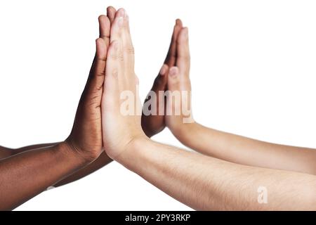 Wenn Frauen zusammenstehen, können sie alles aushalten. Zugeschnittenes Studiofoto von zwei Frauen, die sich die Hände vor weißem Hintergrund berühren. Stockfoto