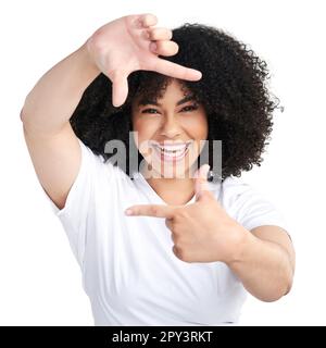 So wunderschön, dass ich ein Foto machen muss. Studioaufnahme einer attraktiven jungen Frau, die einen Fingerrahmen ihres Gesichts vor weißem Hintergrund macht. Stockfoto