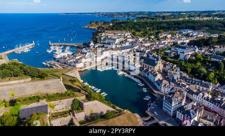 Luftaufnahme des Jachthafens von Le Palais auf Belle-Île-en-Mer, der größten Insel der Bretagne in Morbihan, Frankreich - kleine Inselstadt im Atlantik OCE Stockfoto