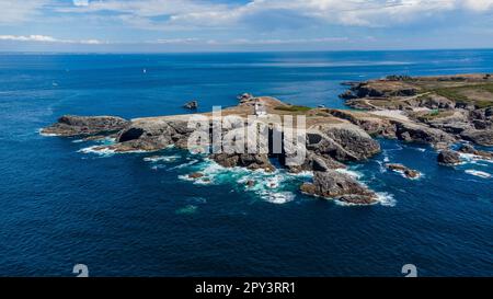 Luftaufnahme der Pointe des Poulains, der westlichen Spitze der Belle-île-en-Mer, der größten Insel der Bretagne in Morbihan, Frankreich - wilde Felsenküste Stockfoto