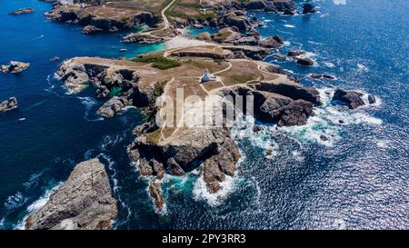 Luftaufnahme der Pointe des Poulains, der westlichen Spitze der Belle-île-en-Mer, der größten Insel der Bretagne in Morbihan, Frankreich - wilde Felsenküste Stockfoto