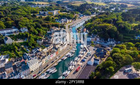 Luftaufnahme des Jachthafens von Le Palais auf Belle-Île-en-Mer, der größten Insel der Bretagne in Morbihan, Frankreich - kleine Inselstadt im Atlantik OCE Stockfoto