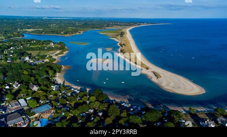 Blick aus der Vogelperspektive auf den Punkt Groasguen in Bénodet, Frankreich - Sandy cay in der Bretagne im Atlantischen Ozean Stockfoto