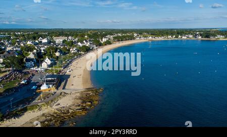 Bénodet, ein Badeort am Meer in Finistère, Frankreich - Sandstrand am Atlantik im Süden der Bretagne aus der Vogelperspektive Stockfoto