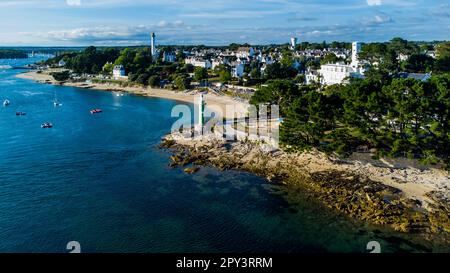 Luftaufnahme des Leuchtturms Le Coq an der Mündung des Flusses Odet in Bénodet, einem Badeort in Finistère, Bretagne, Frankreich Stockfoto