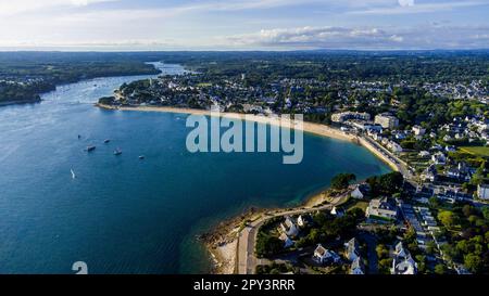 Bénodet, ein Badeort am Meer in Finistère, Frankreich - Sandstrand am Atlantik im Süden der Bretagne aus der Vogelperspektive Stockfoto