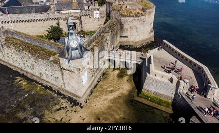 Concarneau aus der Vogelperspektive, eine mittelalterliche, von Mauern umgebene Stadt in der Bretagne, Frankreich - Steinbrücke, die zum Haupteingang in der Nähe des Uhrenturms führt Stockfoto