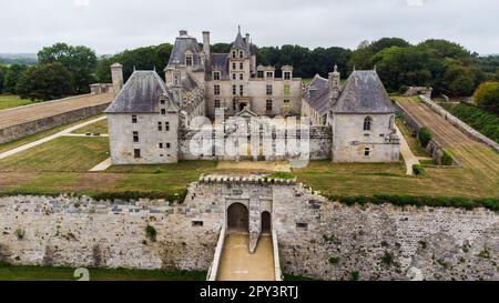 Das Schloss Kerjean in der Bretagne aus der Vogelperspektive - ein befestigtes Herrenhaus im Renaissance-Stil, das in den 16. Jahren für Mitglieder der Familie Barbier erbaut wurde Stockfoto