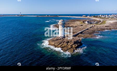 Altes Nebelhorn von Gueveur auf der abgelegenen Insel Île de sein vor der Küste der Bretagne in Frankreich - stillgelegte Schiffsausrüstung auf einer kleinen Insel Stockfoto