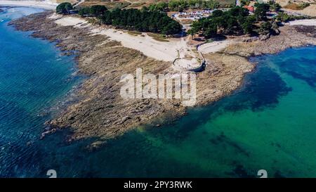 Luftaufnahme der Pointe de Kerpenhir am Eingang des Golfs von Morbihan in der Bretagne, Frankreich - Aussichtsplattform gegenüber einer maritimen Statue von A la Stockfoto