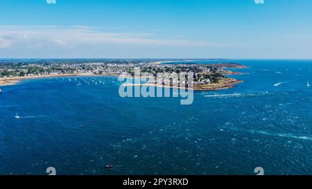 Luftaufnahme des Pointe de Kerpenhir am Eingang des Golfs von Morbihan in der Bretagne, Frankreich - Port Navalo Küstendorf, von der anderen Seite aus gesehen Stockfoto