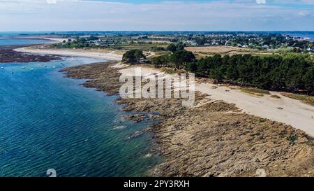 Luftaufnahme der Pointe de Kerpenhir am Eingang des Golfs von Morbihan in der Bretagne, Frankreich - Halbinsel Rocky bei Ebbe im Atlantischen Ozean Stockfoto