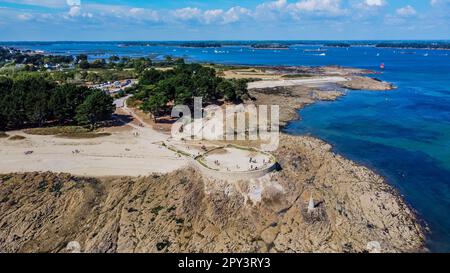 Luftaufnahme der Pointe de Kerpenhir am Eingang des Golfs von Morbihan in der Bretagne, Frankreich - Aussichtsplattform gegenüber einer maritimen Statue von A la Stockfoto